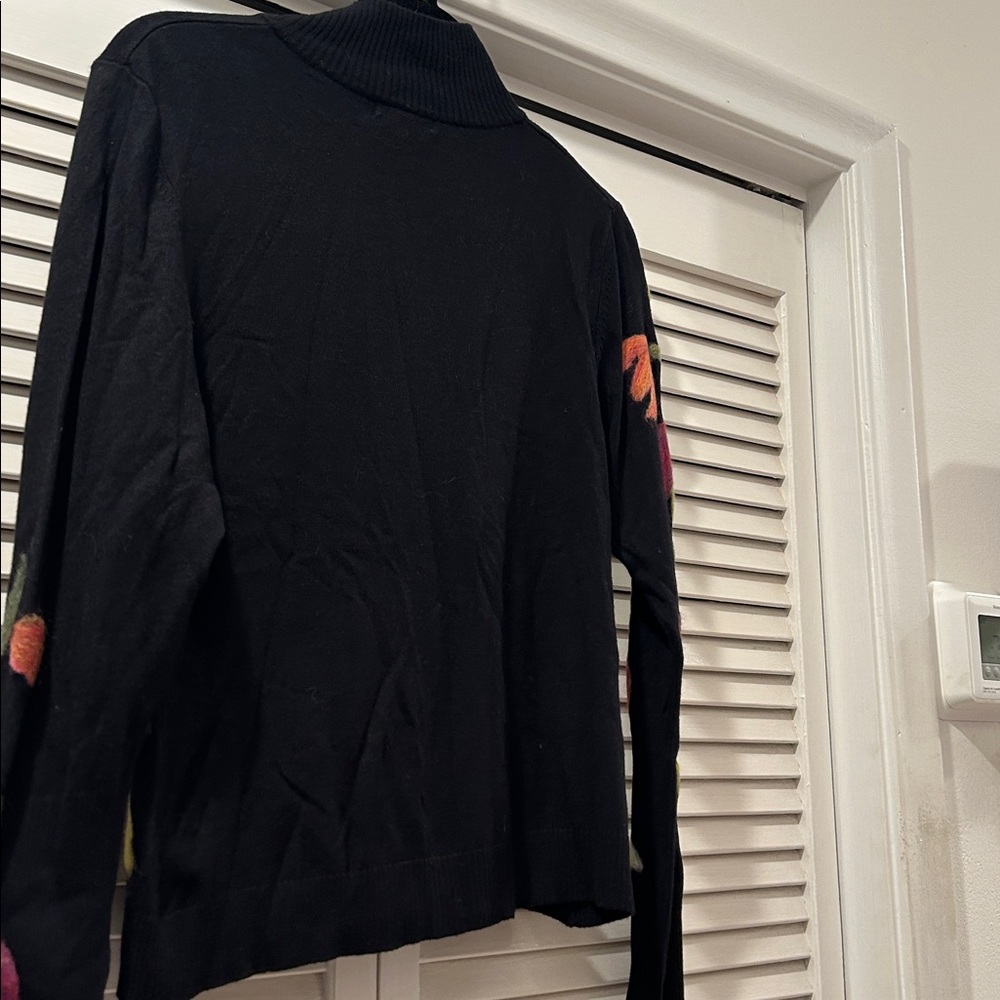 Vintage beautiful zip up sweater embellished with beautiful flowers.  size M. - Picture 9 of 10
